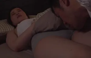 3 ngày ông xã đi công việc, bà xã ở nhà nữa đêm bị bố chồng yêu mò vào phòng