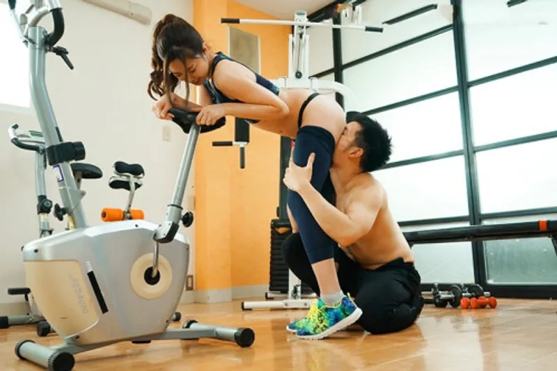 Xin gã chồng đi tập gym, vợ vụng trộm với anh pt