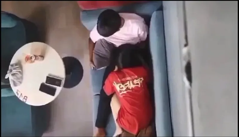 Quay lén bạn gái bú mút cho người tình nơi công cộng