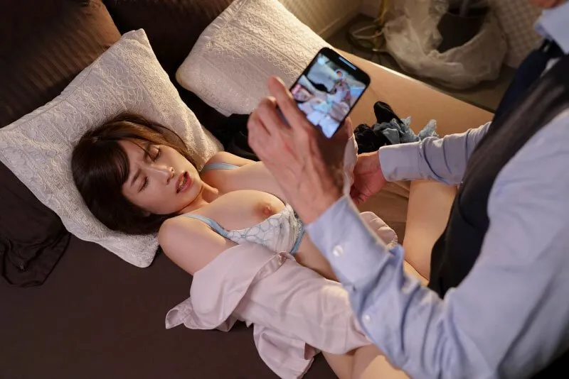 Cấp trên chuốc thuốc em thư ký bắt chịch cả đêm khi đi làm ăn xa
