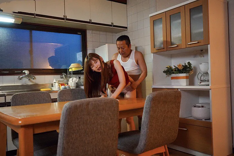 Con gái bị anh xã mới của má địt mỗi ngày, cho dù đã có người yêu