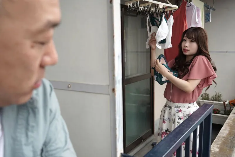 Gã nhà cạnh bên chuyên soi mói và cặp bà xã chồng yêu thường xuyên rên la quá to