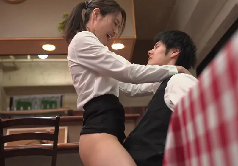 Cậu trai trẻ làm tình nữ đồng nghiệp có gã chồng nhưng ông xã “yếu”