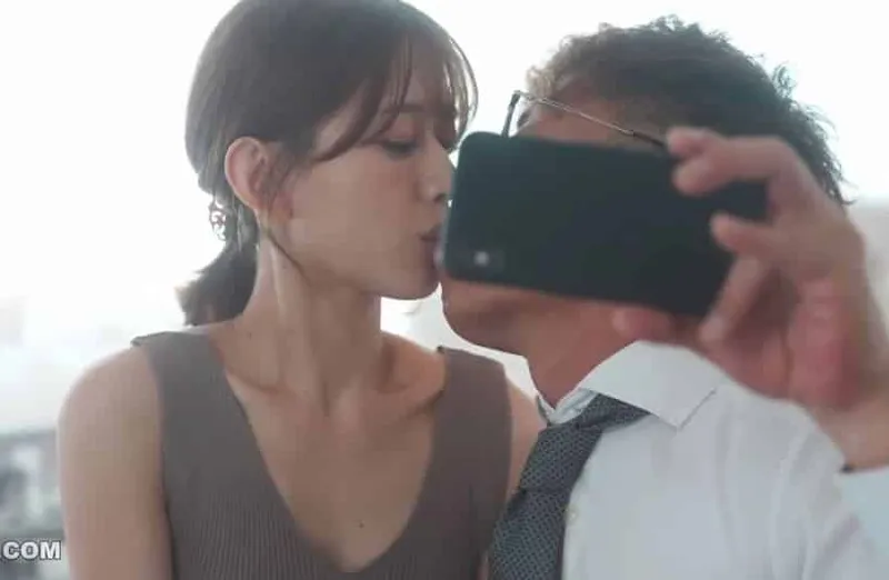 Thấy vợ hơi lạ, chồng xem điện thoại bà xã và thấy cảnh trả bài với tiền bối của mình